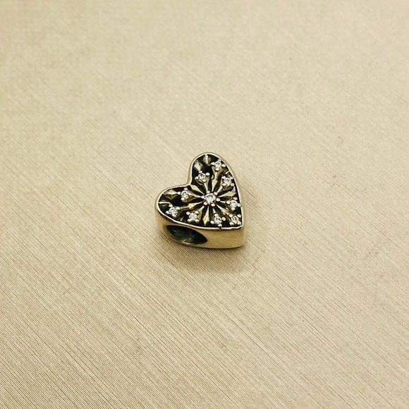 EUC Pandora 791996CZ Sterling Silver Heart of Winter Snowflake Charm w/ CZ’s - Picture 4 of 9